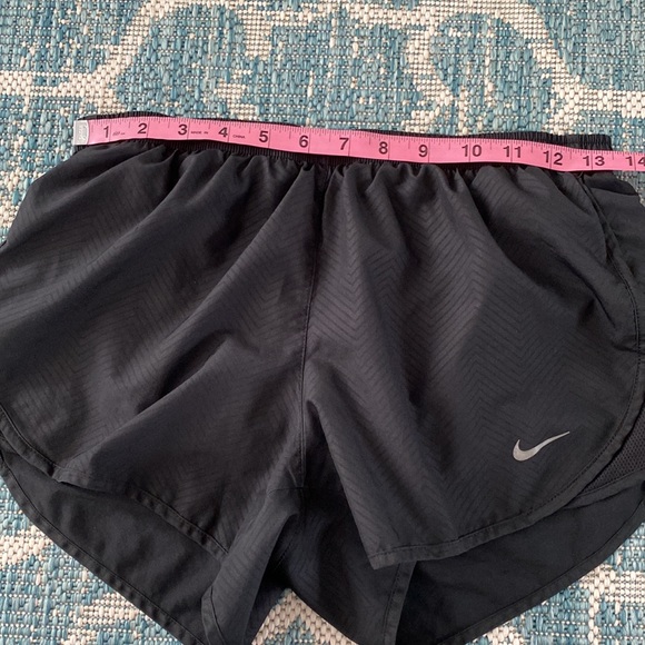 Nike size small woman’s athletic shorts - Picture 4 of 9